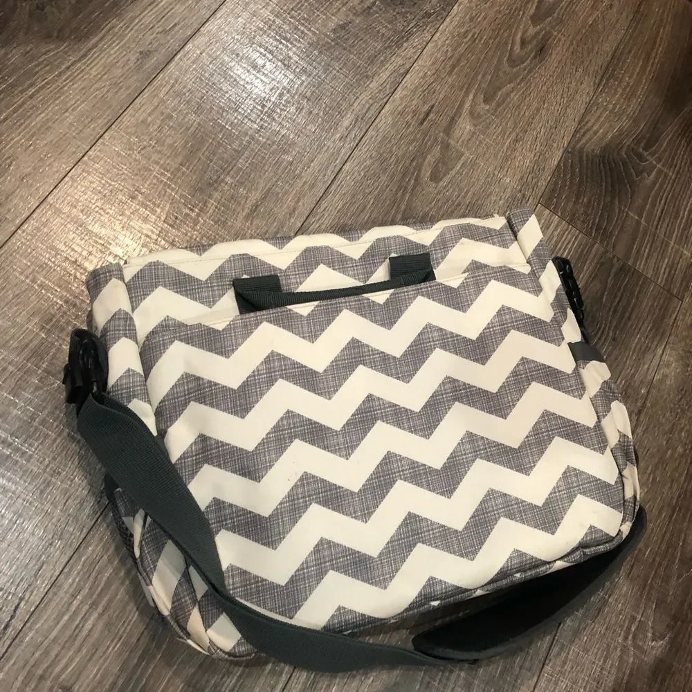 Baby Bag Skip Hop Chevron Patterned in Gray and White